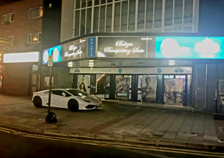 Нощна приказка от Източен Лондон: Ламборгини пред легендарното кино "Болейн" Нощна приказка от Източен Лондон: Ламборгини пред легендарното кино "Болейн"