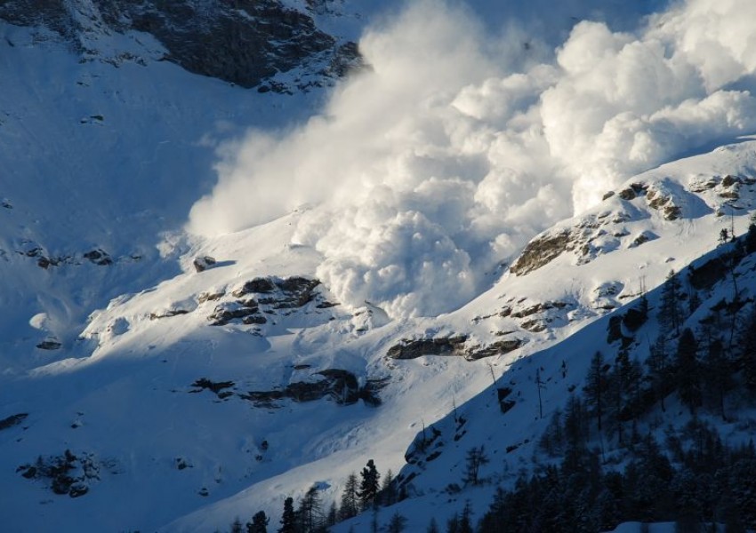 Лавина помете 10 души на Алпите