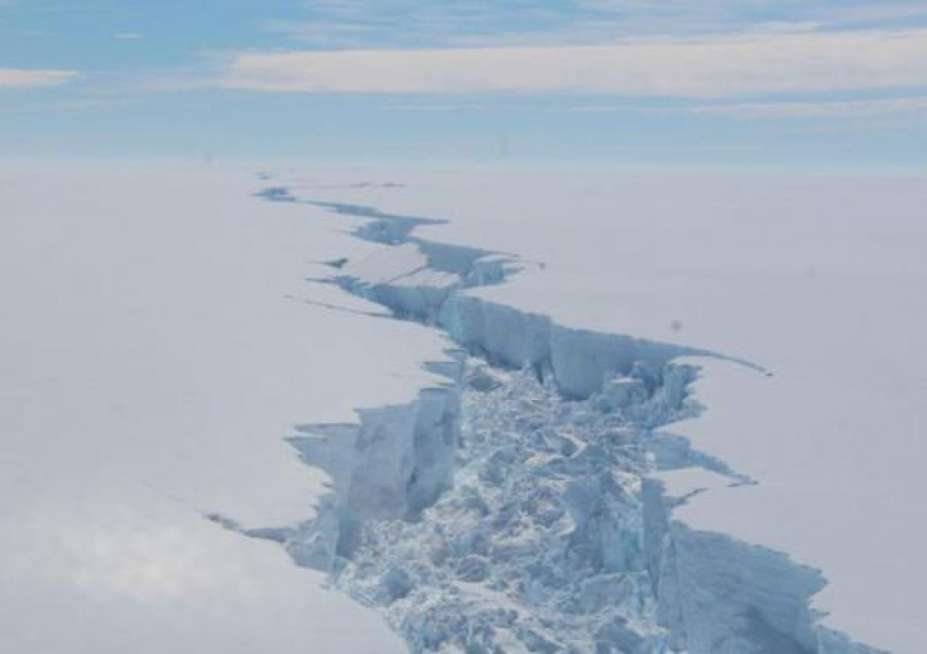 Айсберг, четири пъти голям колкото Лондон, плува в Океана