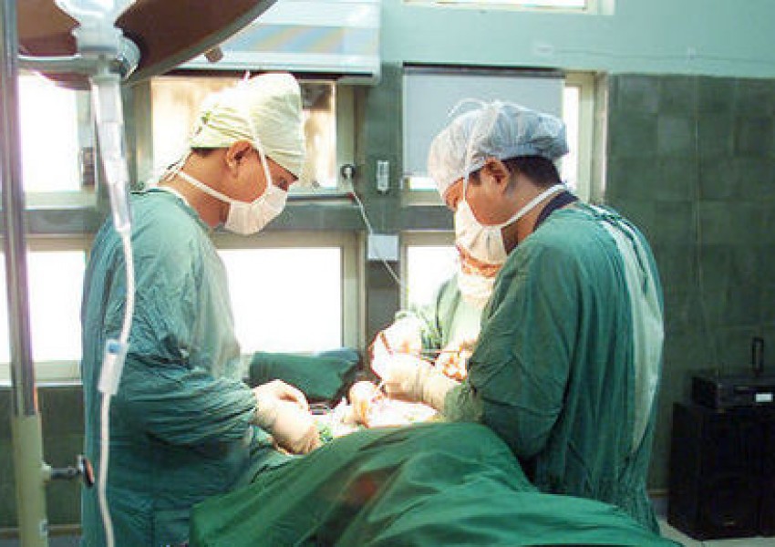 Лекари от Варна oперират с дрелки