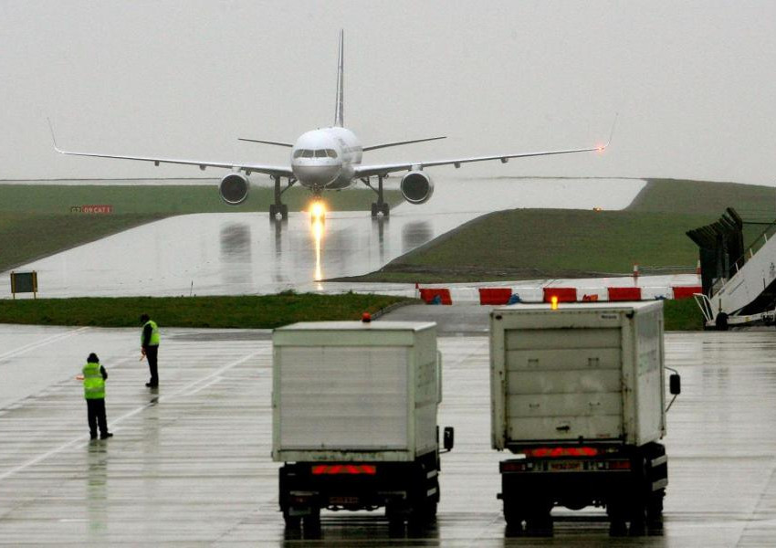 Отменени са всички полети от летището в Бристол