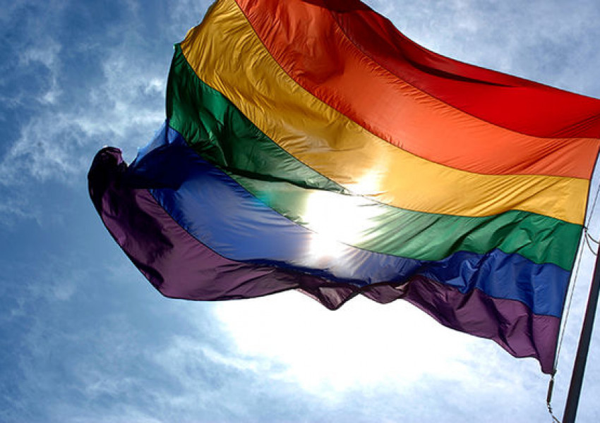 Защо британски лекари окачват гей знамената на кабинетите си?