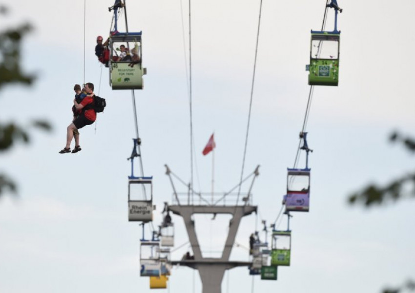 100 човека заклещени в лифт