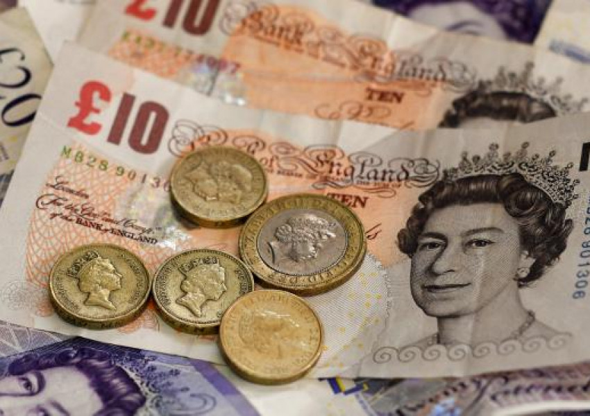 Паундът ще поскъпне рязко през април