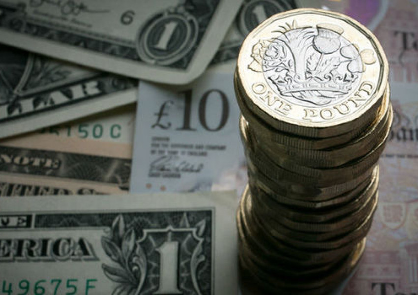 Лирата продължава да се покачва