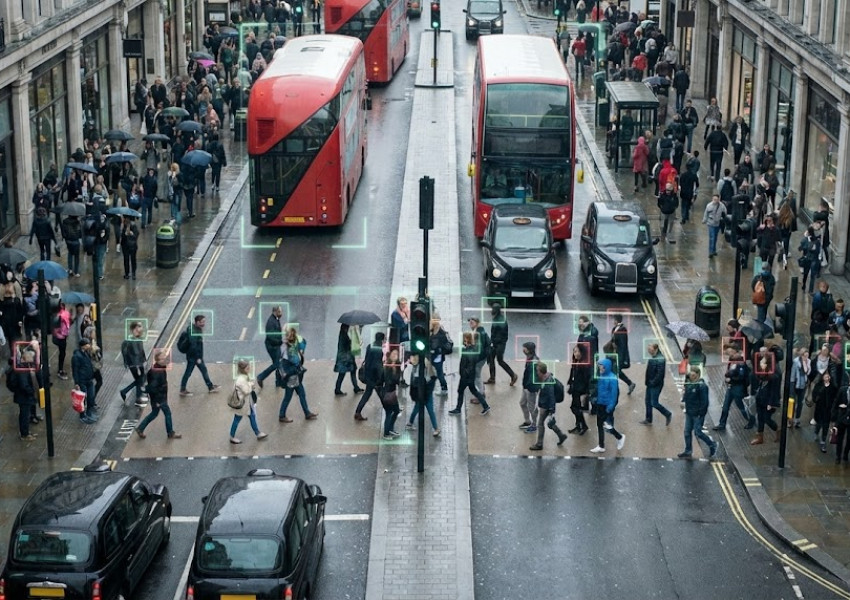 Биг Бардър в Лондон: Полицията е сканирала 4 милиона лица - само за 4 часа са записани и дигитализирани лицата на 50 000 човека на Оксфорд Стрийт