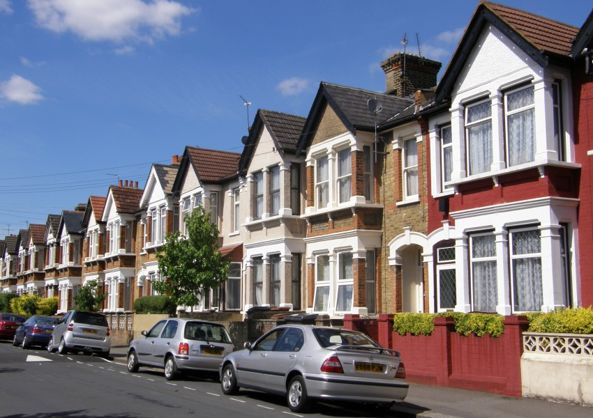 Цените на жилищата в Англия със съвсем малък ръст