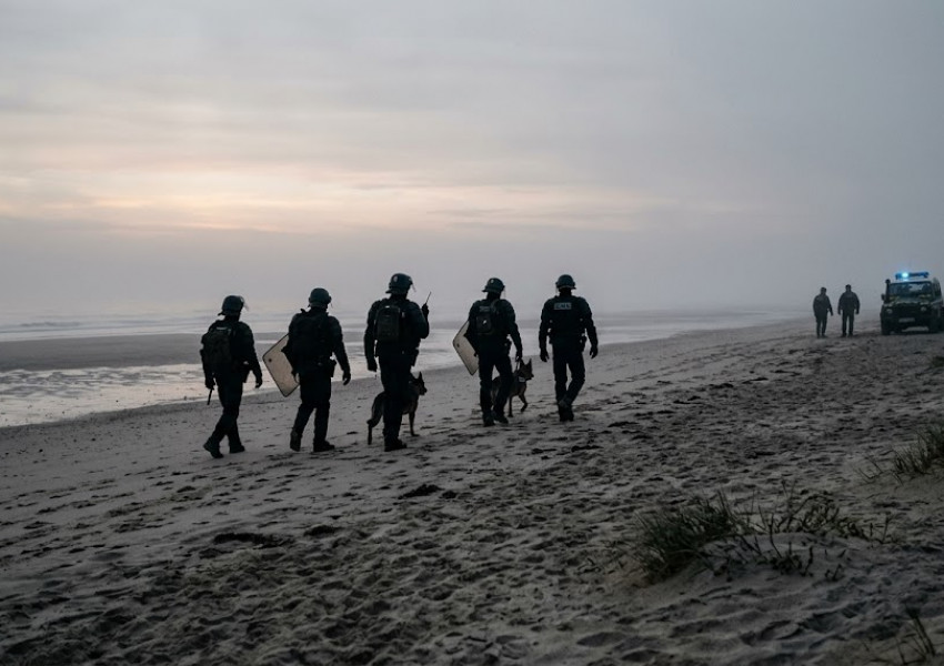 Кризата в Ламанша: Първи лодки с мигранти пристигнаха в Доувър въпреки новата сделка с Франция за £662 млн.