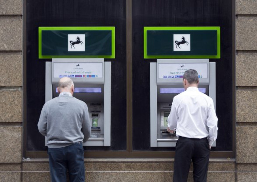 Лоша новина за клиентите на "Лойдс"