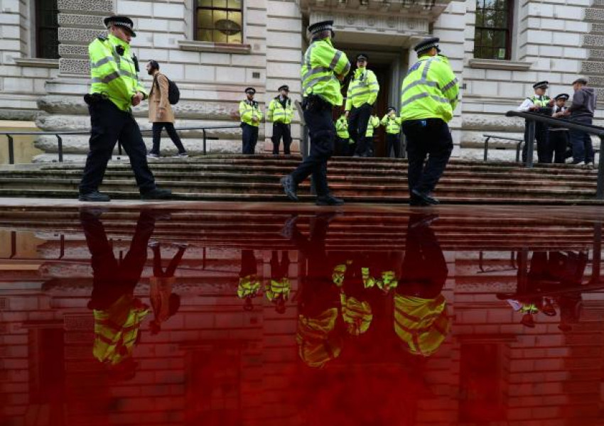 Това е финансовото министерство в Лондон, залято с фалшива кръв!