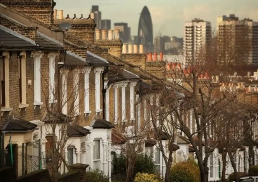 Цената на жилищата във Великобритания поевтиняха до нива от преди десет години
