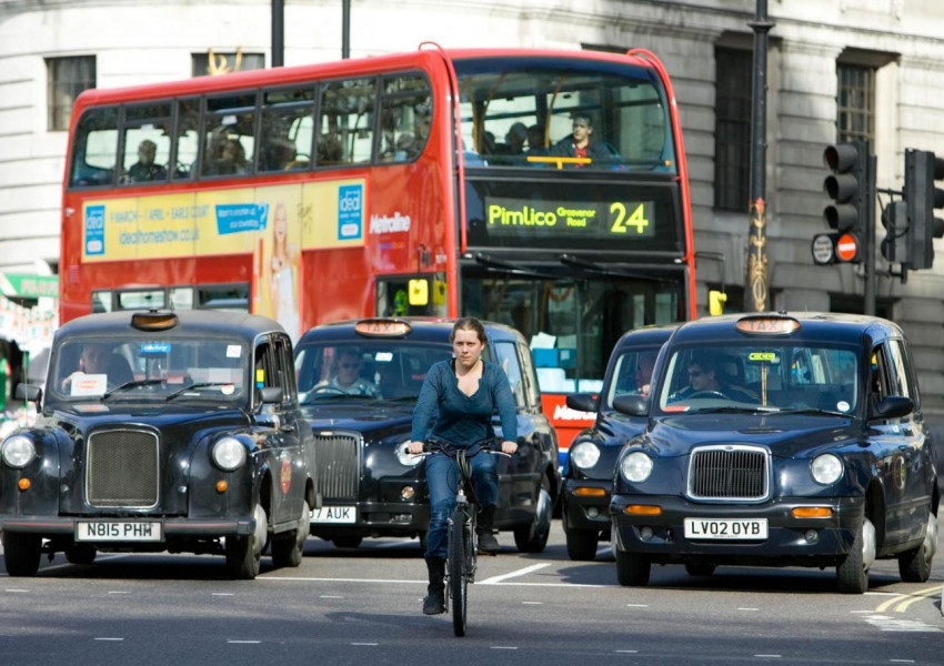 Огромен брой лондончани пътуват над 2 часа до работа