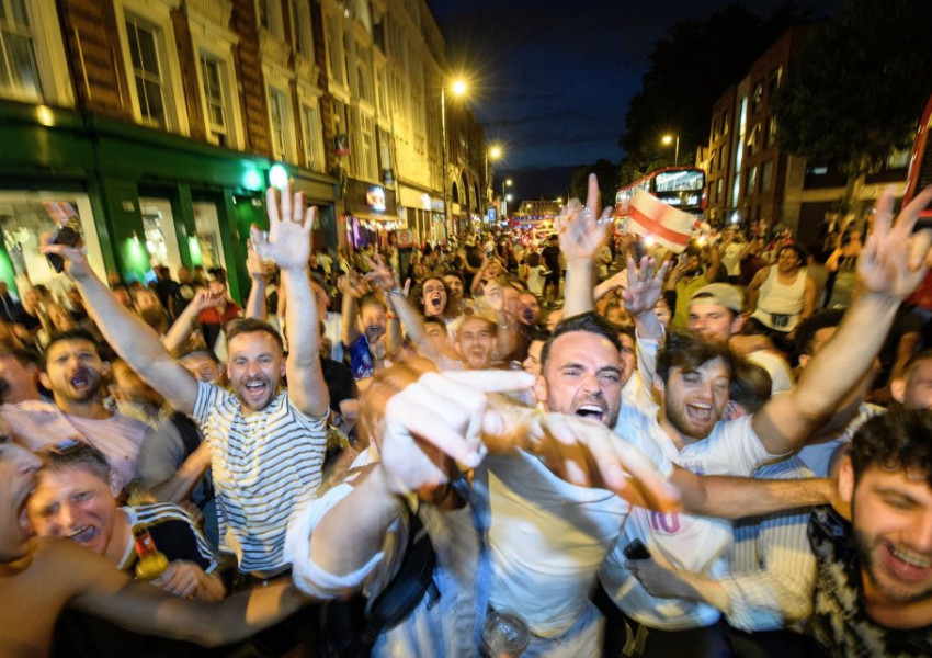 Ето как Лондон отпразнува победата на Англия! (СНИМКИ)