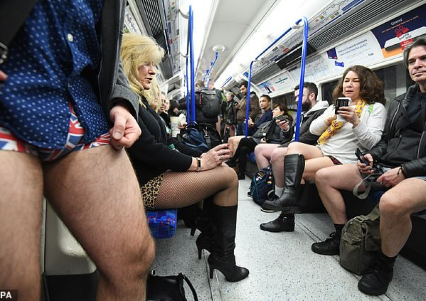 Стотици лондончани пътуваха голи в метрото