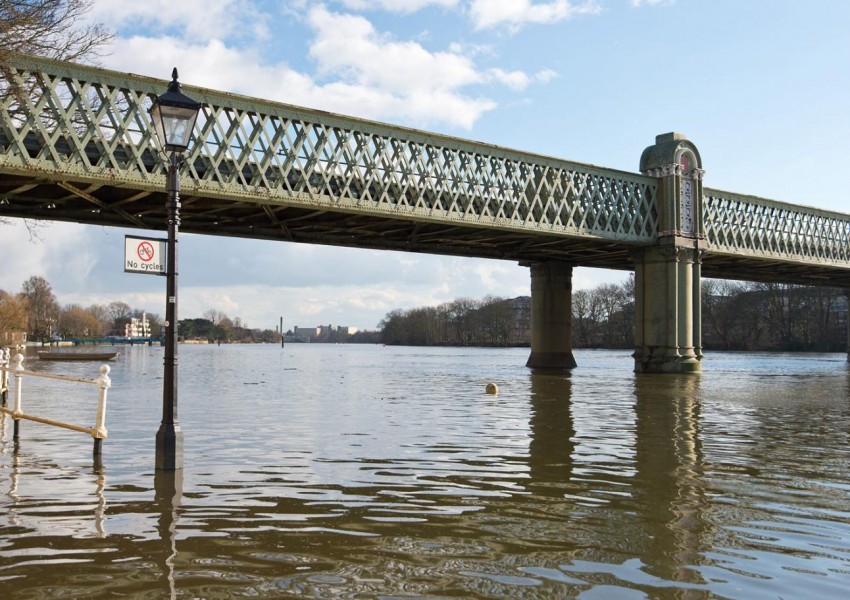Синоптици прогнозират: Очакват се наводнения в Лондон