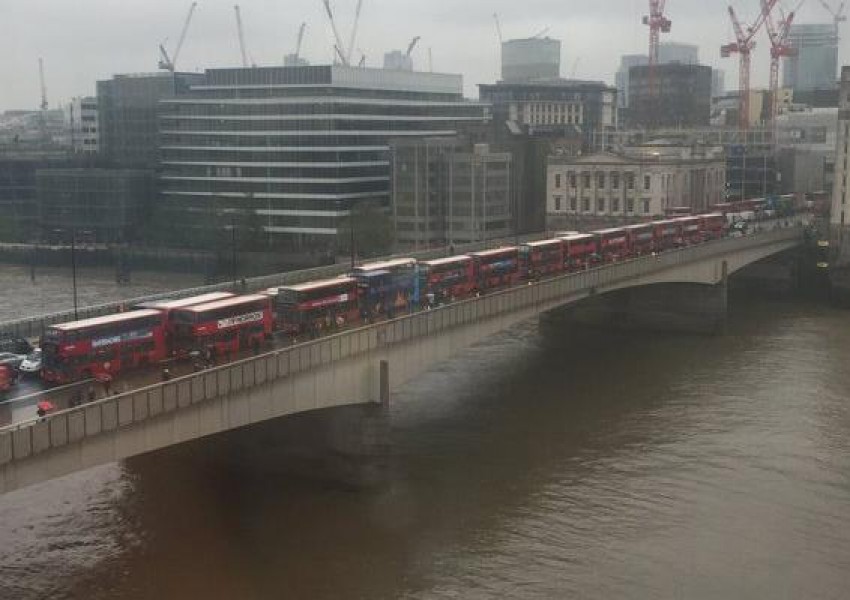 20 автобуса се нанизаха на емблематичния London Bridge (СНИМКА)
