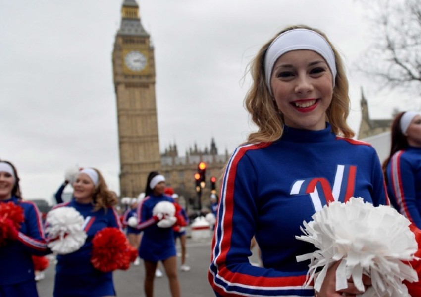 Хиляди се включиха в Новогодишния карнавал в Лондон