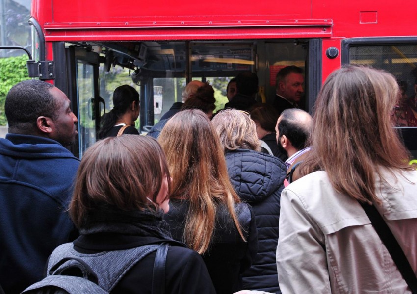 Глобиха лондончанин, пуснат от шофьор на автобус да се вози безплатно