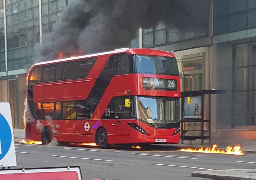 Автобус изгоря в Лондон (ВИДЕО)