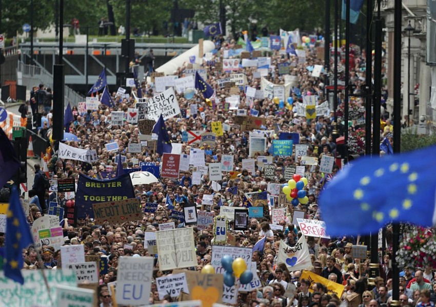 Нов многохиляден протест срещу BrexIt в Лондон (СНИМКИ)