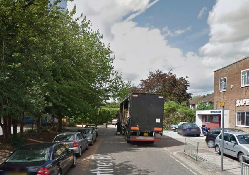 3-годишно момче загина, блъснато от кола в Западен Лондон