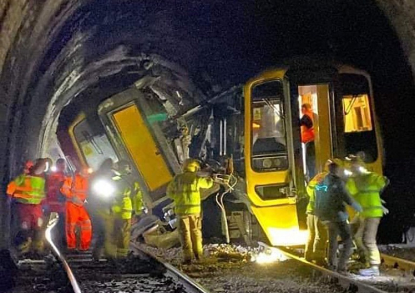 Великобритания: Два влака катастрофираха в тунел близо до Солсбъри (СНИМКИ)