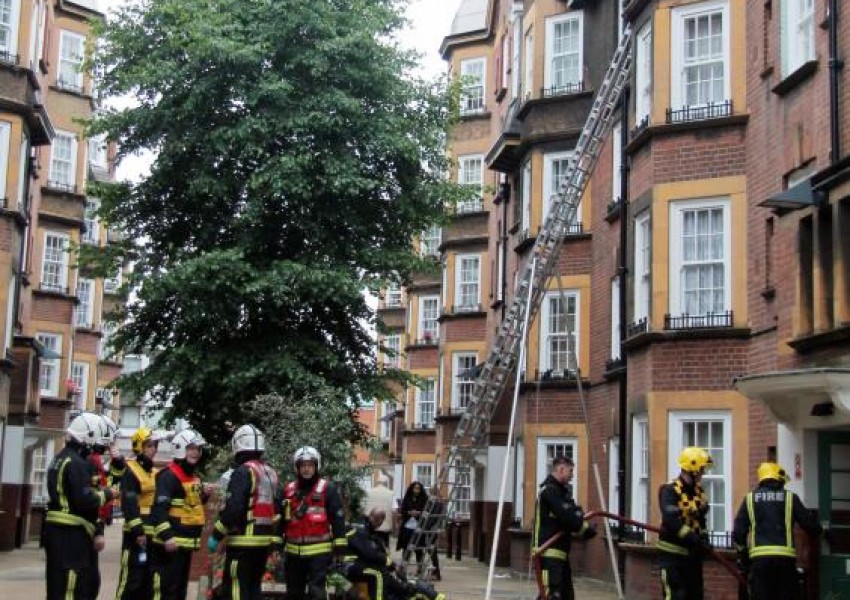 Спасиха две деца от горящ апартамент в "Ислингтън"