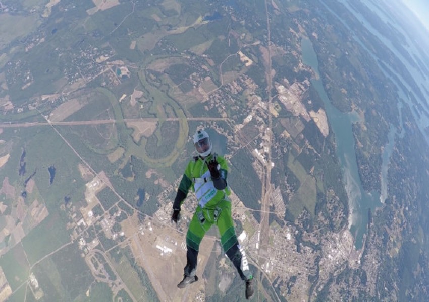 Американец скочи от 7,6 км. без парашут (ВИДЕО)