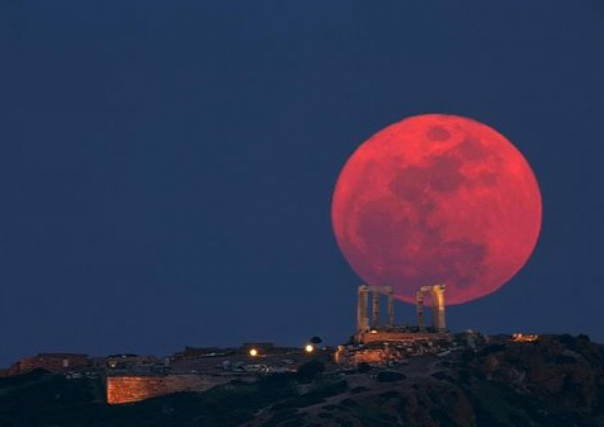 Уникално! И синя, и кървава луна следващия месец!