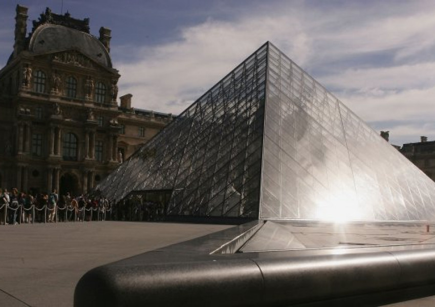Лувърът отново е отворен, тълпи от туристи чакат да влязат