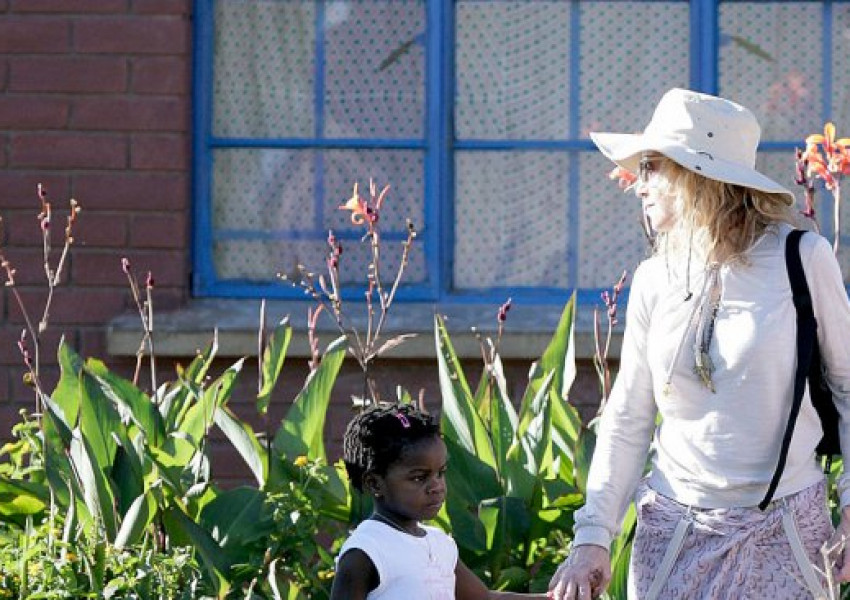 Мадона откри болница в Малави 