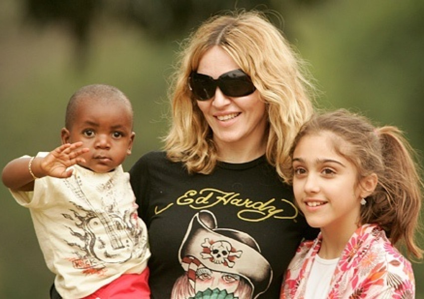 Мадона осиновява още две деца