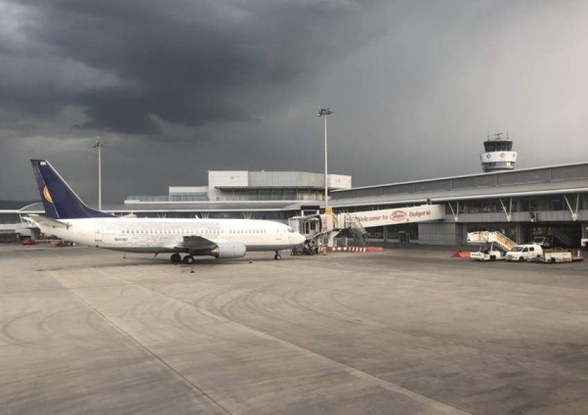 Буря затрудни въздушния трафик над България
