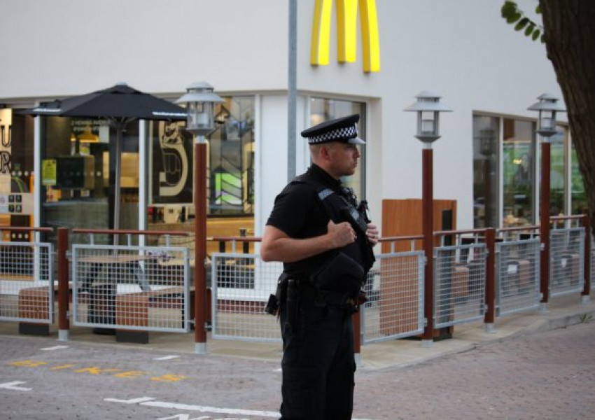 Тийнейджър се бори за живота си след нападение в "МакДоналдс"