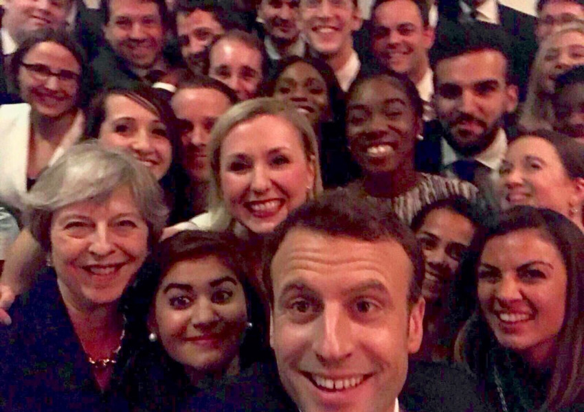 Мей се хили на селфи "по оскарски"