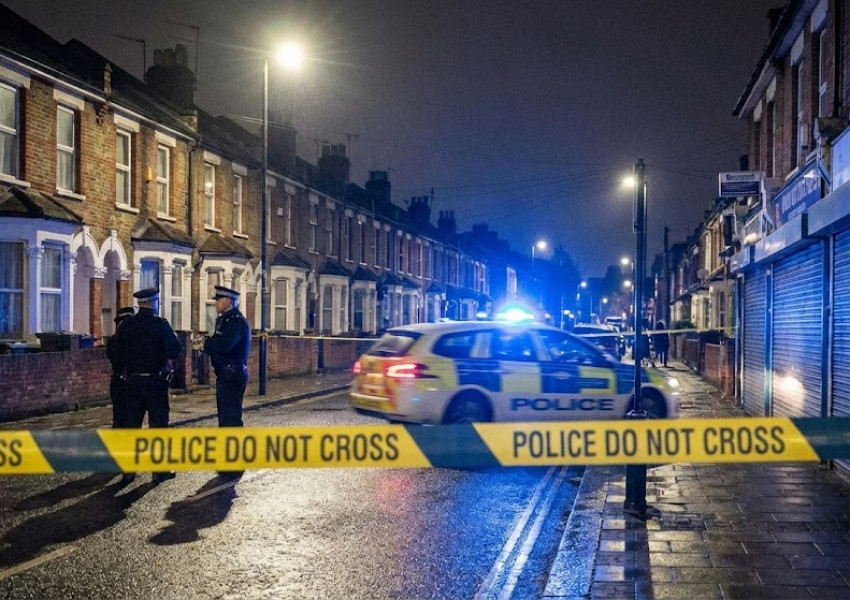 Кървава нощ в Manor Park: Намушкаха мъж в пресечка на Ромфорд Роуд, полицията издирва извършителя Кървава нощ в Manor Park: Намушкаха мъж в пресечка на Ромфорд Роуд, полицията издирва извършителя