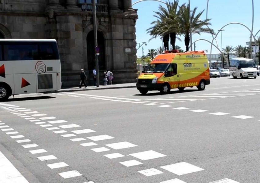 Автобус с туристи се преобърна в Барселона