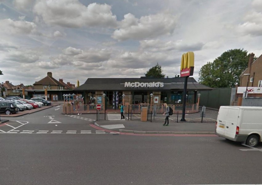 Лондонски McDonald's с абсурдна забрана: Да не се хранят вътре лица до 18 г.