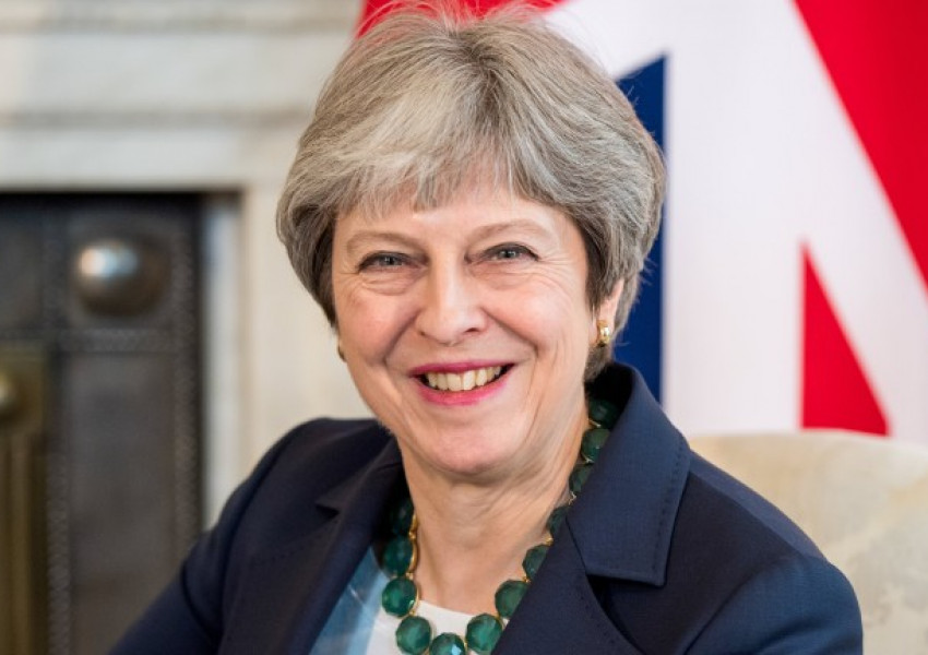 Натискат деликатно Тереза Мей