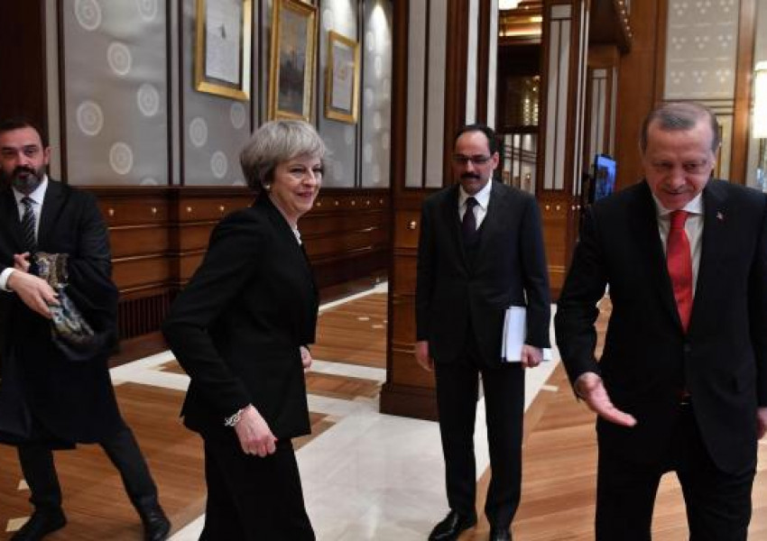 Тереза Мей кацна в Турция, веднага след Щатите