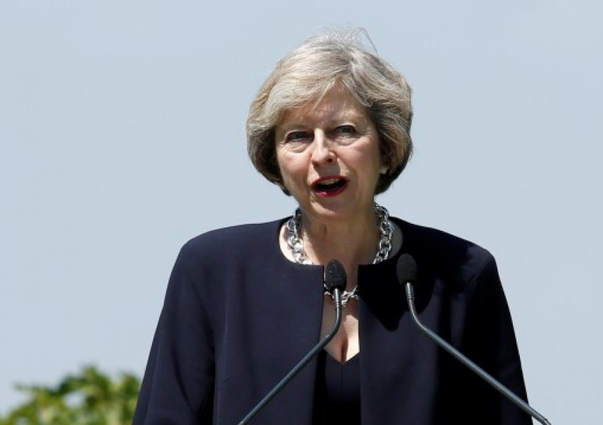 Мей и Джонсън си стиснаха ръцете! Кралството плаща 20 милиарда на ЕС!