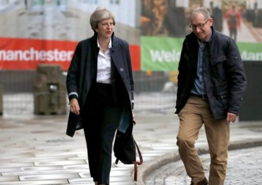 Тереза Мей обеща замразяване на студентските такси