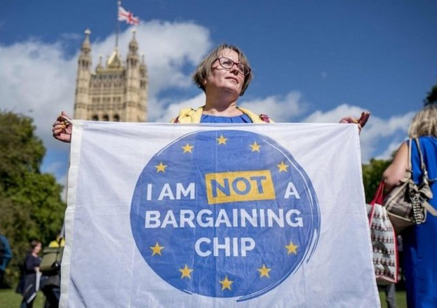 Тереза Мей пак се подмазва на ЕС, предлага специални права за европейците