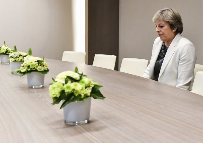 Тереза Мей изглежда доста самотна в Брюксел