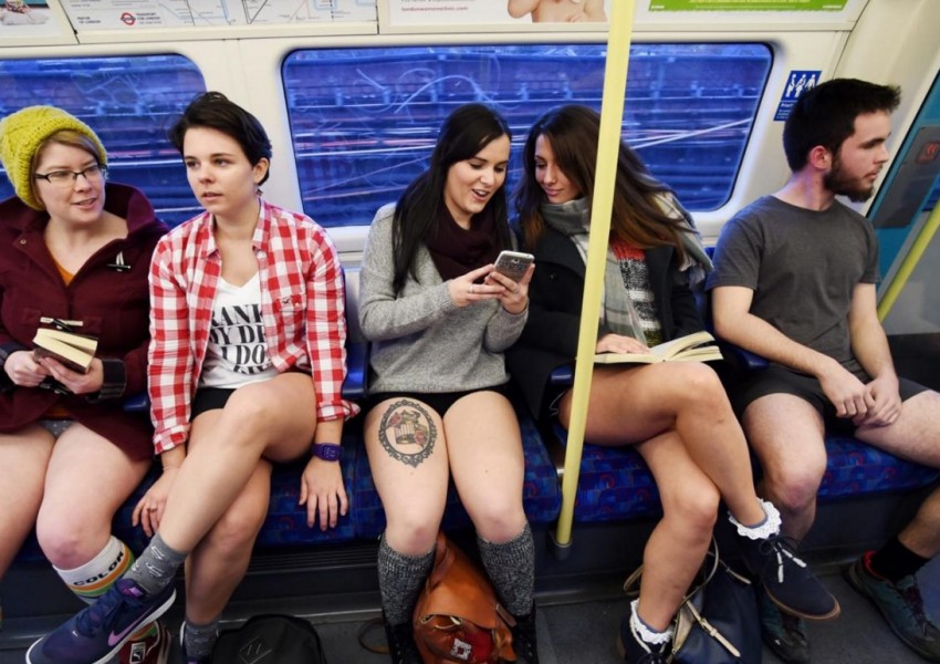 Хиляди свалиха панталоните в лондонското метро (СНИМКИ)