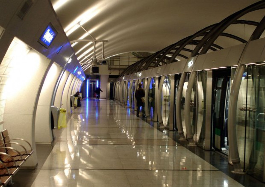 Мъж кара сърф върху покрива на влак и загина (ВИДЕО 18 +)