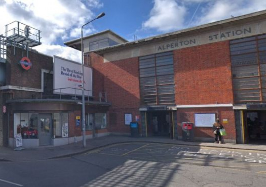 Мъж почина след сбиване до метро станция в Лондон