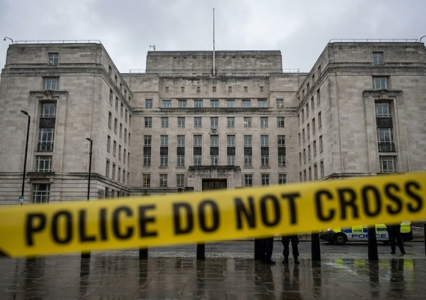 Съдят мъж с отказано убежище за поставяне на фалшив експлозив пред централата на MI5 в Лондон