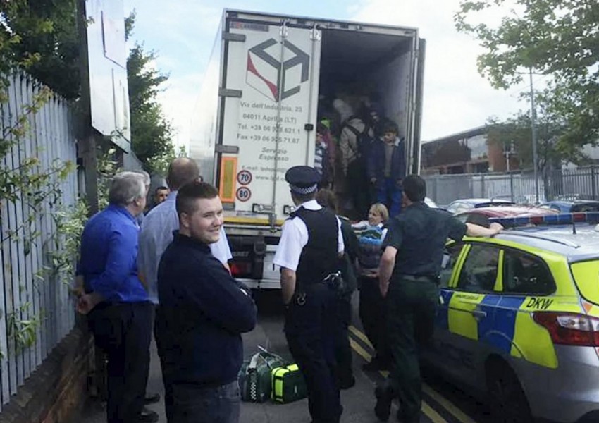 Заловиха група бежанци в камион със стока край Ashton Road, Източен Лондон