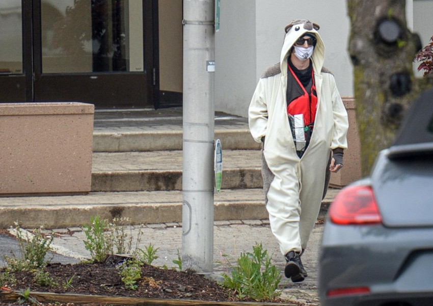 Мъж, облечен като панда, плаши с бомба (СНИМКИ)